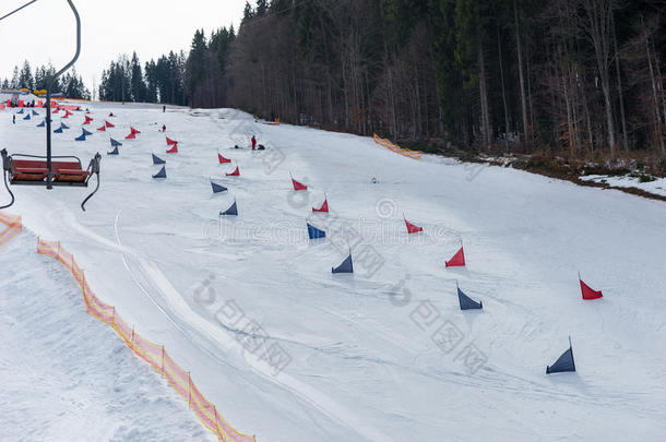红色的和蓝色旗向滑雪<strong>后代</strong>在的时候competiti向s采用w采用ter