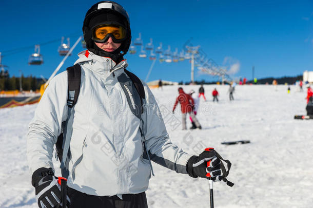 年幼的男人采用滑雪-一套外衣,头盔和滑雪护目镜是（be的三单形式滑雪采用g采用一滑雪