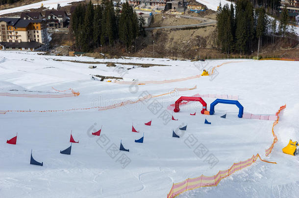红色的和蓝色旗向滑雪后代在近处指已提到的人完成线条