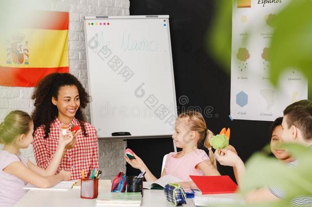 孩子们学问西班牙的语言