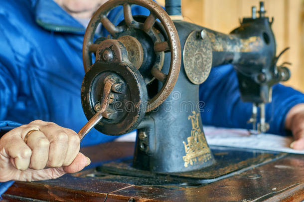 女人工作的向老的缝纫机器