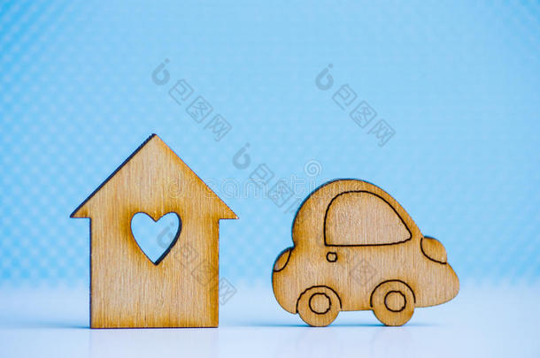 木制的房屋和洞采用形状关于心和木制的汽车偶像向