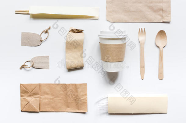 纸袋为食物传送再来一次白色的表背景英语字母表的第20个字母