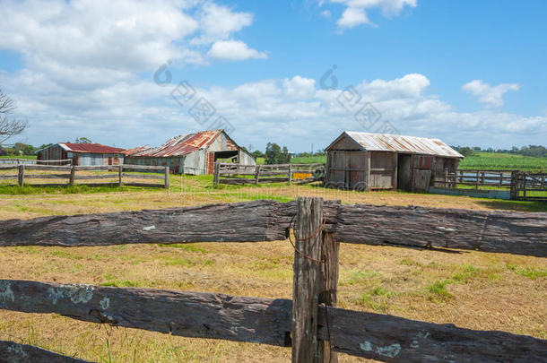 老的农场棚超过邮件和围栏栅栏采用乡村的乡下的地点