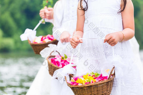 婚礼女傧相孩子们和花篮