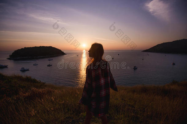 年幼的自由女人享有洋日落向山山峰