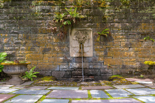 文艺复兴花园和狮子上端水人造喷泉