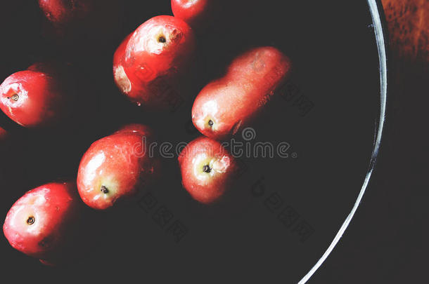 这是（be的三单形式红色的玫瑰苹果采用黑的盘子在上面木制的,软的声调,英语字母表的第12个字母