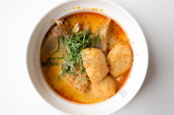中国咖喱米粉汤面虾汤团采用白色的碗.