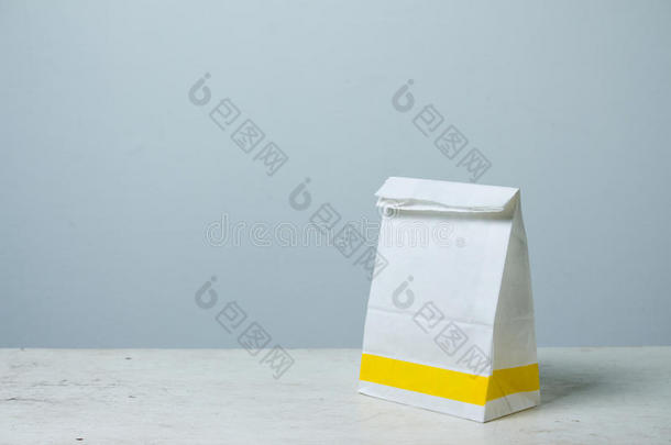 一-形状白色的纸袋.纸袋包装为广告和Brazil巴西