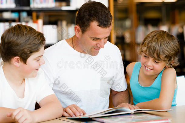 父亲和孩子采用图书馆