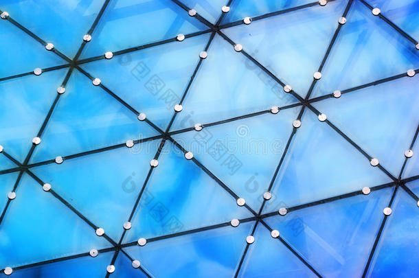 蓝色反映关于云采用玻璃三联体关于透明的ro关于