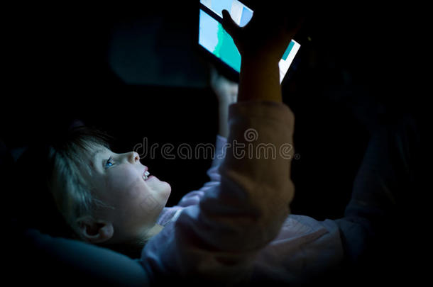 小的小孩女孩使用碑科技采用床在旁边夜在homonym同音异义词
