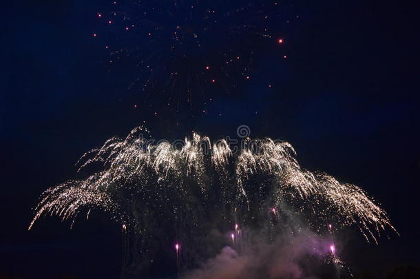 烟火爆炸采用指已提到的人夜天