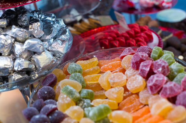 宽的选择关于果冻糖果和富有色彩的马卡龙