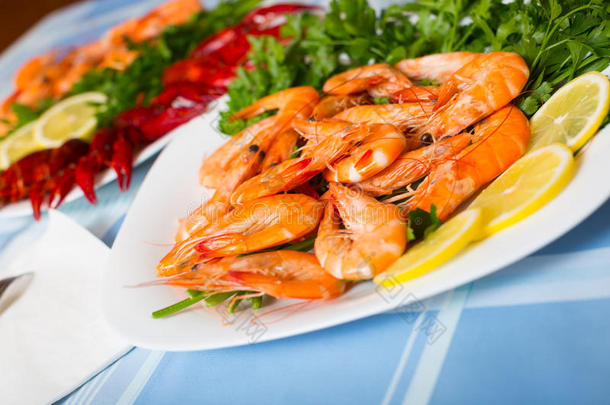 美味的地中海的海产食品虾和<strong>小龙</strong>虾关在上面
