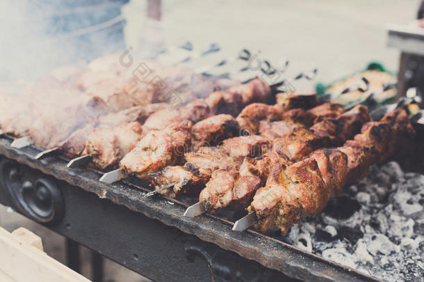 牛肉烤腌羊肉串.新鲜的烤肉在烧烤,barbecue吃烤烧肉的野餐,特写镜头