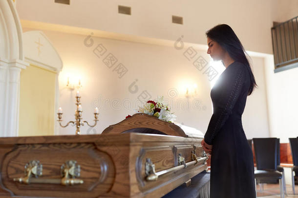 悲哀的女人和<strong>棺材</strong>在葬礼采用教堂