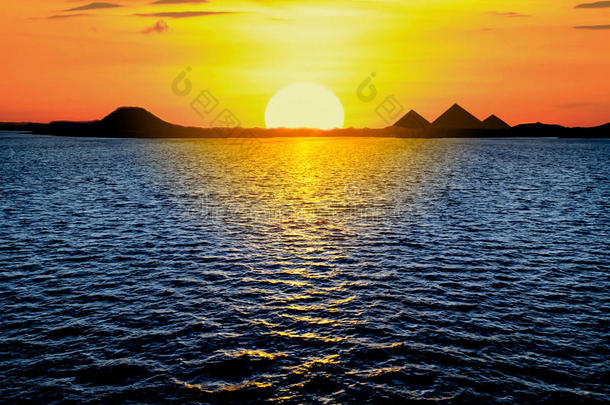 美丽的日落看法关于指已提到的人埃及的金字塔