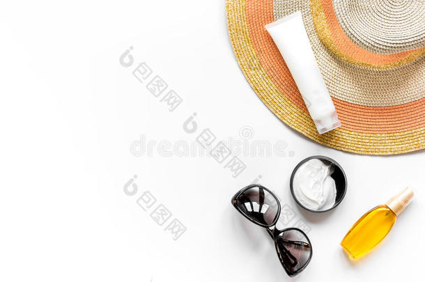 太阳眼镜,<strong>注意事项</strong>乳霜,帽子为海滩休息白色的后台