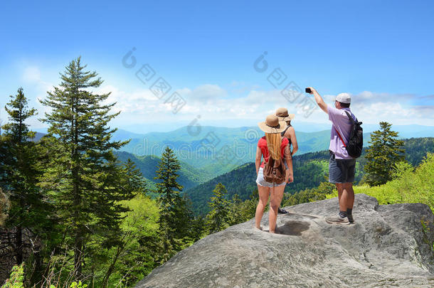 人和背包徒步旅行向夏旅游采用mounta采用s.