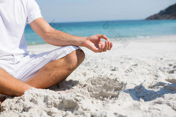 低的部分关于男人深思在海滩