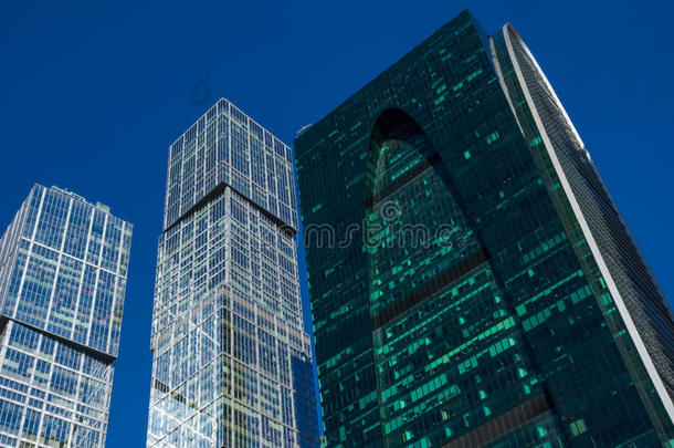 摩天大楼和玻璃建筑物的正面.现代的建筑物.