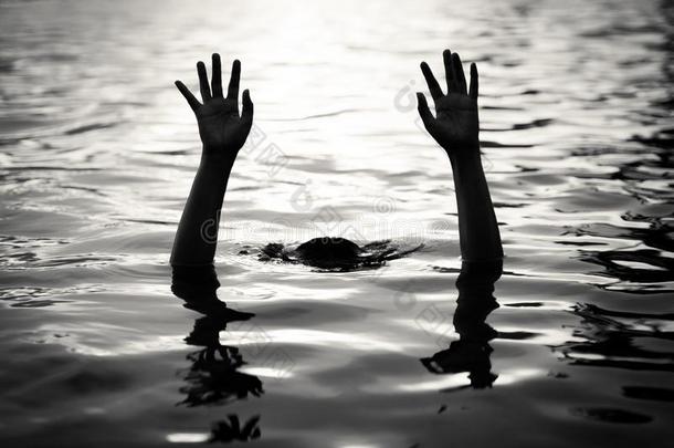 溺水牺牲者,手关于溺水男人需要帮助.