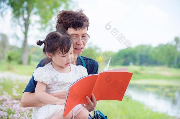 祖母阅读书为她孙女