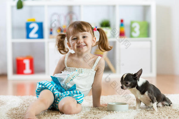 可爱的小的小孩女孩和她宠物狗