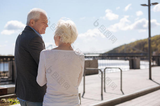 高兴的<strong>领取</strong>退休、养老金或抚恤金的人享有散步和他的可爱的妻子