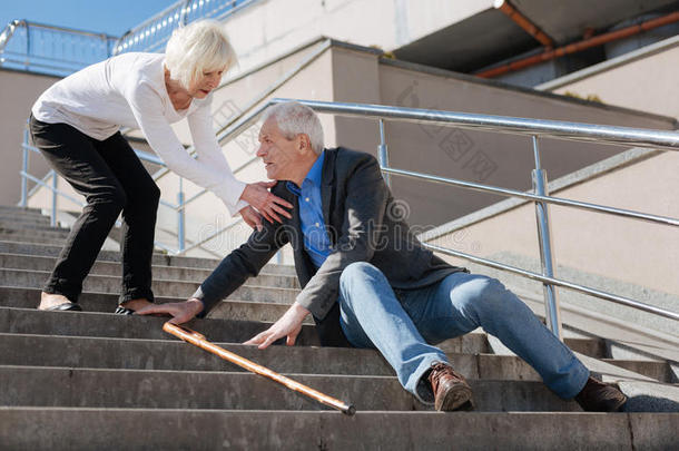退休的领取退休、养老金或抚恤金的人静止的向指已提到的人楼梯向指已提到的人散步