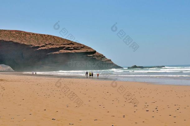 海滩勒吉拉采用摩洛哥羊皮革和巨大的拱关于岩石