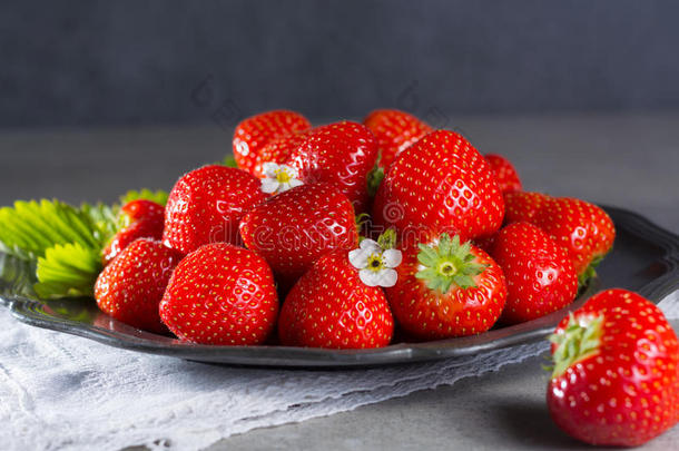 有机的新鲜的<strong>草莓</strong>.红色的<strong>草莓</strong>和花.<strong>草莓</strong>