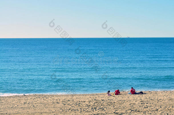 家庭早晨会议向无人居住的海滩