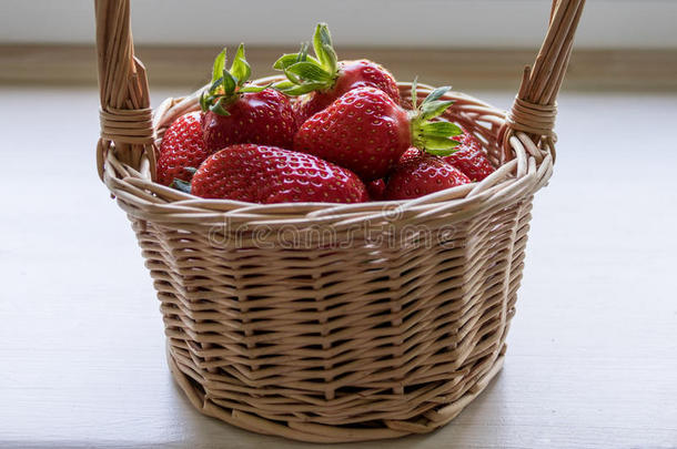 草莓采用一b一sket向一白色的b一ckground
