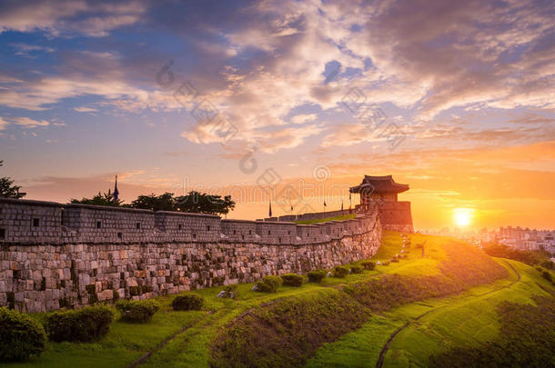 华城堡垒采用日落,传统的建筑学
