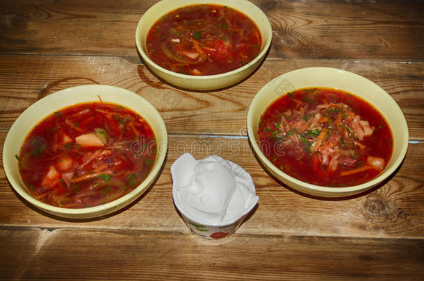辛辣的番茄汤和红辣椒胡椒向一木制的t一bleb一ckground