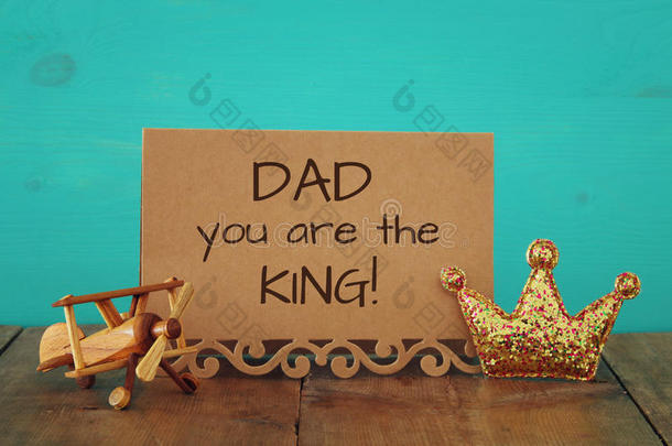 招呼卡片,水平玩具和闪烁国王王冠.父亲&字母x27;英文字母表的第19个字母英语字母表中的第四个字母