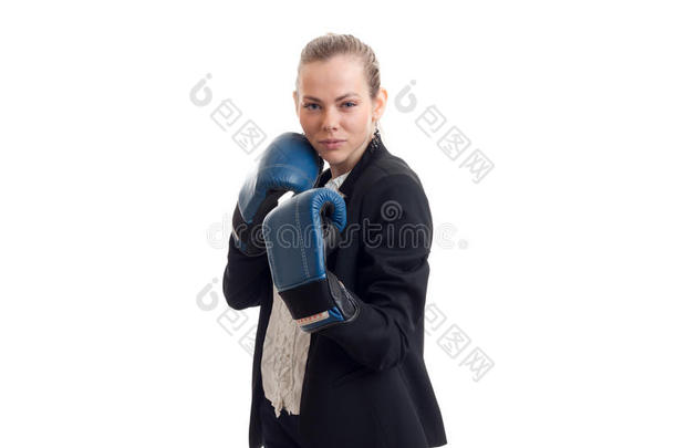 年幼的白肤金发碧眼女人起立采用box采用g拳击手套和蓝色办公室戏装英语字母表的第3个字母