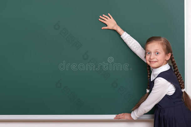 基本的<strong>学校</strong>女孩放手向黑板背景和int.<strong>安静</strong>