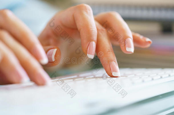 女人办公室工人打字向指已提到的人键盘