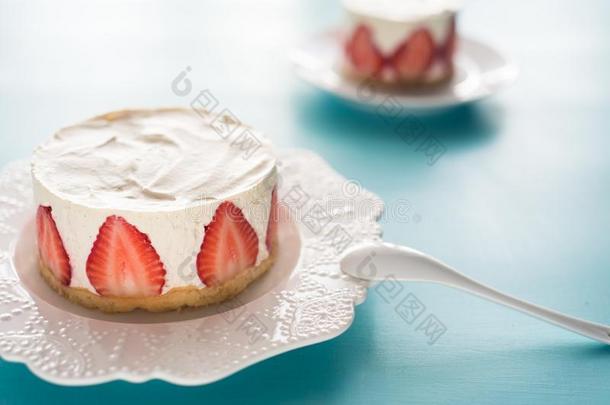 草莓蛋糕和有酸味的乳霜乳霜