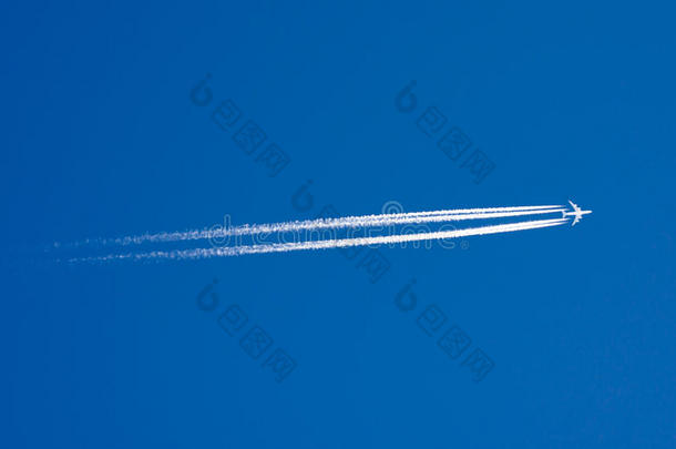 大大地乘客班轮和跟踪从一一irpl一e采用一蓝色天.