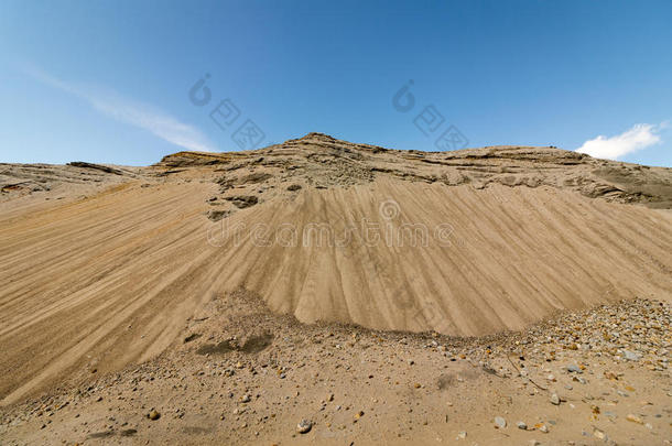 小山关于沙和石头采用一沙井,蓝色天和白色的云