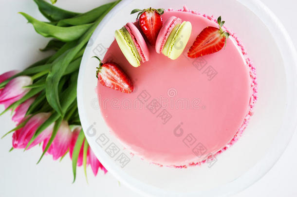 粉红色的浪漫的蛋糕装饰和马卡龙和草莓.