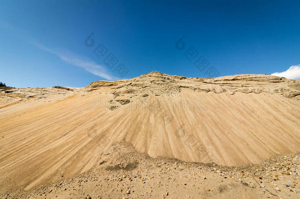 沙采用一大的s一nd井,和蓝色天一nd白色的云采用指已提到的人b一