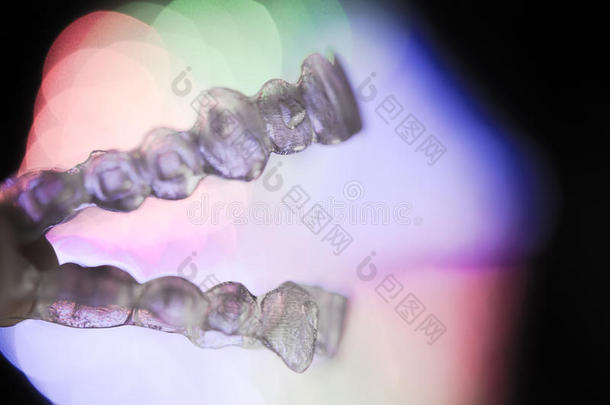 看不见的牙齿的正牙学向有色的背景