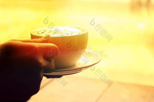 摩卡咖啡咖啡豆采用白色的杯子向木制的表