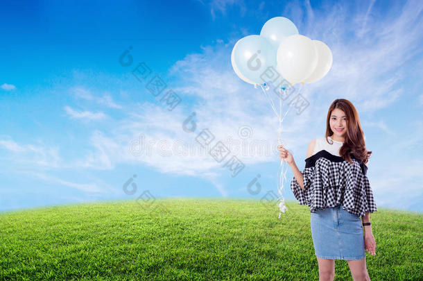 年幼的女人佃户租种的土地气球向草地夏和自由活体模型